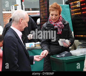 Newbury, Regno Unito. Xii Apr, 2014. Dubai Duty Free e nuova alle corse al giorno a Newbury Racecourse. Un bookie prende una scommessa da un punter. Credito: Azione Sport Plus/Alamy Live News Foto Stock