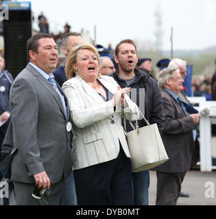 Newbury, Regno Unito. Xii Apr, 2014. Dubai Duty Free e nuova alle corse al giorno a Newbury Racecourse, il spectaors animato di ottenere alla fine di una delle gare di credito: Azione Sport Plus/Alamy Live News Foto Stock