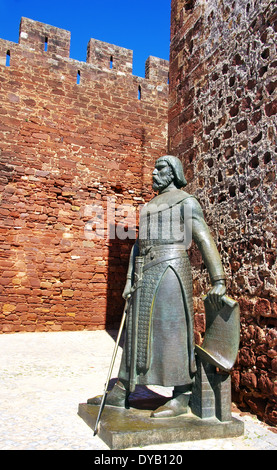 Statua del cavaliere presso il castello di Silves, Portogallo Foto Stock