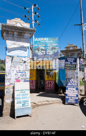 Indian street scene. Coimbatore Road, Ooty (Udhagamandalam ), Tamil Nadu, India Foto Stock