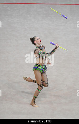 Pesaro, Italia. Xii Apr, 2014. La figura ginnastica ritmica World Cup Series. Maria Titova della Russia in azione. Credito: Azione Sport Plus/Alamy Live News Foto Stock