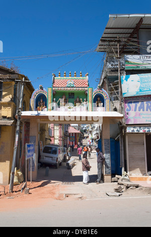 Indian street scene. Coimbatore Road, Ooty (Udhagamandalam ), Tamil Nadu, India Foto Stock