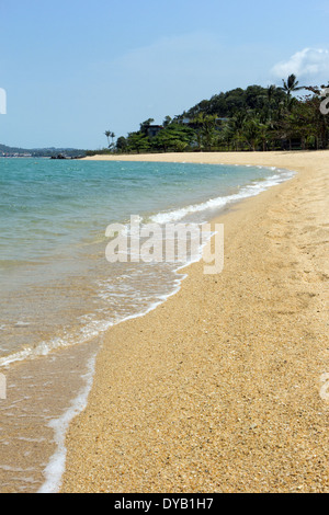 Piccole onde di colpire la disabitata Maenam Beach a Koh Samui, Thailandia Foto Stock