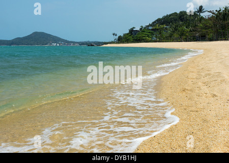 Piccole onde di colpire la disabitata Maenam Beach a Koh Samui, Thailandia Foto Stock