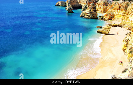 Scogliere rocciose sulla costa dell'Oceano Atlantico, Algarve, PORTOGALLO Foto Stock