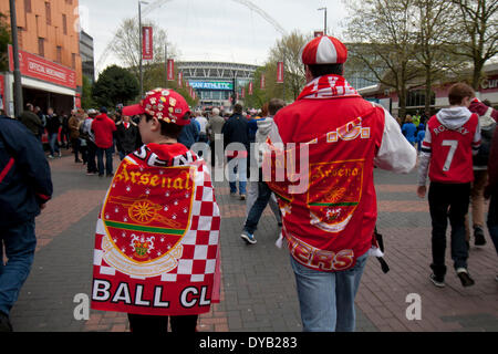 Lo stadio di Wembley a Londra, Regno Unito. Il 12 aprile 2014. I tifosi di calcio di arrivare allo Stadio di Wembley stadium prima della FA Cup Semi finale tra Wigan atletico e Arsenal FC Credito: amer ghazzal/Alamy Live News Foto Stock