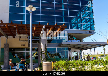 Le persone che si godono i posti a sedere fuori a Whole Foods Market in Oxnard in California nel centro commerciale noto come la Collectio Foto Stock