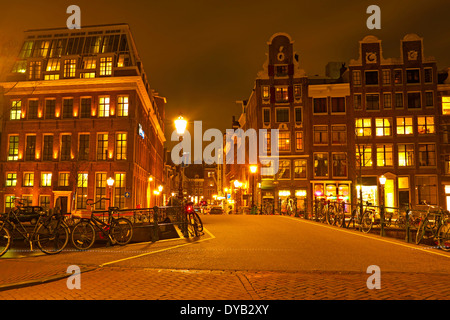 Streetview da Amsterdam nei Paesi Bassi durante la notte Foto Stock