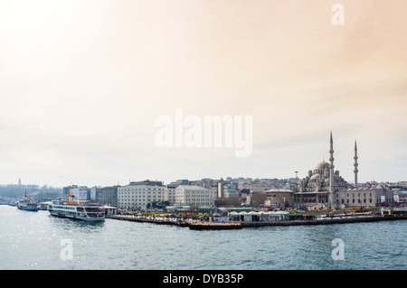 Il lungomare a Eminonu vista dal Ponte di Galata, Istanbul, Turchia Foto Stock