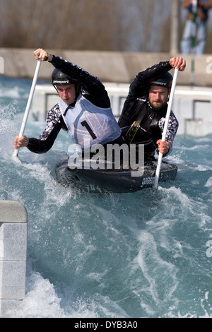 Rhys Davies & Matt LISTER, una finale C2 uomini GB di Canoa Slalom 2014 prove di selezione Lee Valley White Water Centre di Londra, Regno Unito Foto Stock