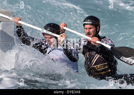 Rhys Davies & Matt LISTER, una finale C2 uomini GB di Canoa Slalom 2014 prove di selezione Lee Valley White Water Centre di Londra, Regno Unito Foto Stock