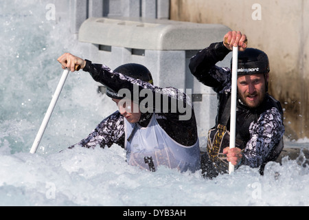 Rhys Davies & Matt LISTER, una finale C2 uomini GB di Canoa Slalom 2014 prove di selezione Lee Valley White Water Centre di Londra, Regno Unito Foto Stock