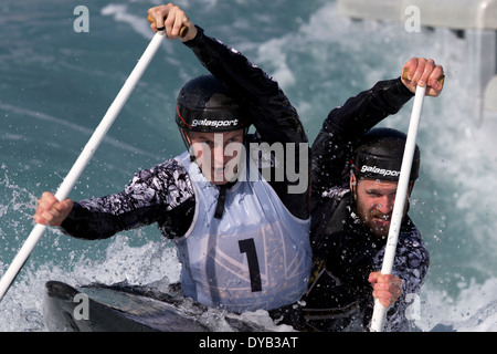 Rhys Davies & Matt LISTER, una finale C2 uomini GB di Canoa Slalom 2014 prove di selezione Lee Valley White Water Centre di Londra, Regno Unito Foto Stock