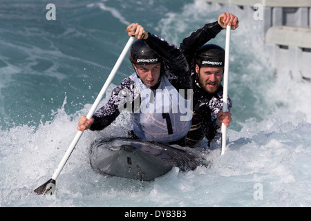 Rhys Davies & Matt LISTER, una finale C2 uomini GB di Canoa Slalom 2014 prove di selezione Lee Valley White Water Centre di Londra, Regno Unito Foto Stock