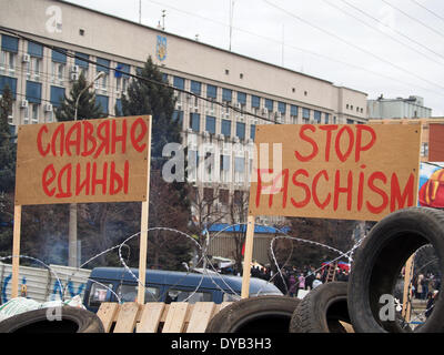 Lugansk, Ucraina. Xii Apr, 2014. barricade con un banner di fronte ucraino ufficio regionale del servizio di sicurezza in Lugansk Credit: Igor Golovnov/Alamy Live News Foto Stock