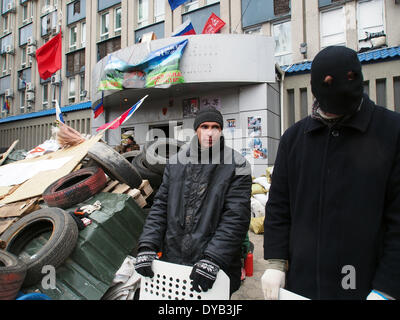 Lugansk, Ucraina. Xii Apr, 2014. pro-attivisti russi nella Via Sovetskaya vicino ucraino ufficio regionale del servizio di sicurezza in Lugansk Credit: Igor Golovnov/Alamy Live News Foto Stock