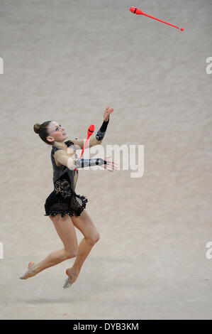 Pesaro, Italia. Xii Apr, 2014. La figura ginnastica ritmica World Cup Series. Gelsomino Kerber degli USA in azione. Credito: Azione Sport Plus/Alamy Live News Foto Stock