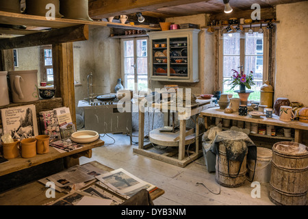 Laboratorio storico di ceramica, Museo all'aperto Ballenberg, Berna, Svizzera Foto Stock