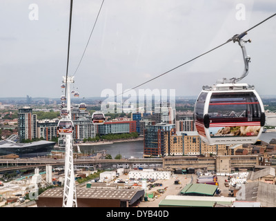 La vista da una gondola, oltre il fiume il Tamigi verso il Royal Docks, sull'Emirates Air Line cavo del sistema di auto Foto Stock