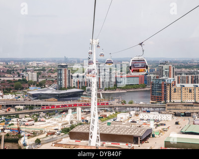 La vista da una gondola, oltre il fiume il Tamigi verso il Royal Docks, sull'Emirates Air Line cavo del sistema di auto Foto Stock