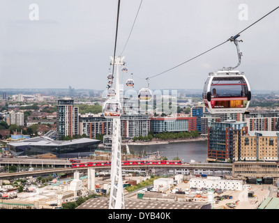 La vista da una gondola, oltre il fiume il Tamigi verso il Royal Docks, sull'Emirates Air Line cavo del sistema di auto Foto Stock