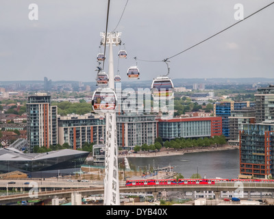 La vista da una gondola, oltre il fiume il Tamigi verso il Royal Docks, sull'Emirates Air Line cavo del sistema di auto Foto Stock