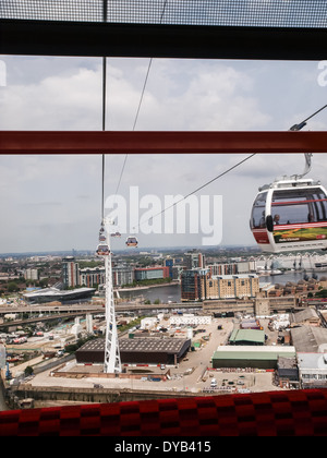 La vista da una gondola, oltre il fiume il Tamigi verso il Royal Docks, sull'Emirates Air Line cavo del sistema di auto Foto Stock