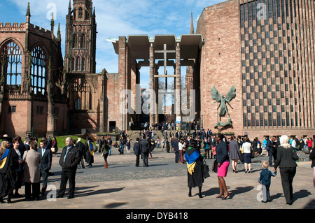 Università di Coventry il giorno di graduazione a Coventry Cathedral, England, Regno Unito Foto Stock