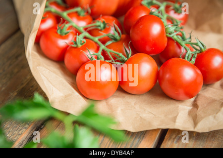 Pomodori a grappolo all'interno di un sacchetto di carta. Foto Stock