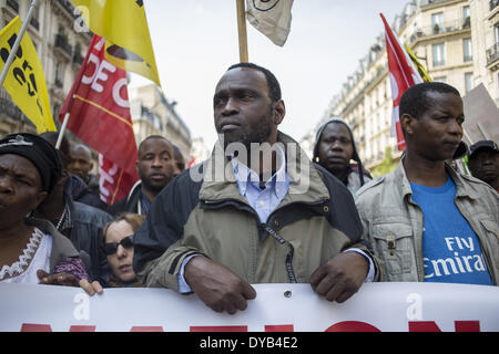 Parigi, Francia. Xii Apr, 2014. I dimostranti prendere parte a una manifestazione contro l'austerità il 12 aprile 2014 a Parigi. La marcia di protesta contro il governo di misure di austerità, avviata dal partito di PG e i francesi di estrema sinistra NPA (Nouveau particol Anticapitaliste), partito si sono riuniti i rappresentanti dei sindacati, associazioni, protagonisti del settore culturale e di sinistra i rappresentanti eletti, come la Grecia del Syriza principali forze di opposizione radicale (sinistra) leader del partito Alexis Tsipras, uno dei principali candidati alla presidenza del Parlamento europeo, hanno preso parte alla manifestazione un giorno dopo attendin Foto Stock