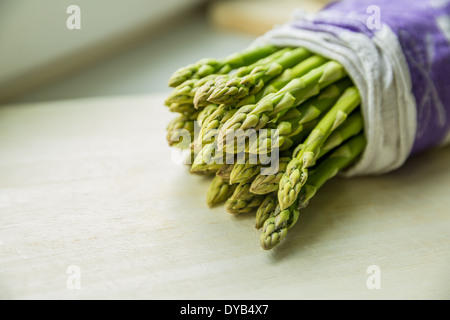 Gli asparagi fornite in bundle con un panno Foto Stock