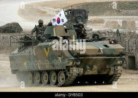 Pocheon, Corea del Sud. Xi Apr, 2014. Corea del Sud i soldati dal 26 divisione di fanteria assistere gli Stati Uniti e il sud coreano Joint live fire esercizio a Rodriguez gamma in Pocheon. Credito: Dong-Min Jang/ZUMA filo/ZUMAPRESS.com/Alamy Live News Foto Stock