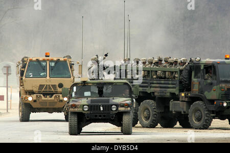 Pocheon, Corea del Sud. Xi Apr, 2014. Stati Uniti Soldati xxv divisione di fanteria partecipare negli Stati Uniti e in Corea del Sud dal vivo comune fire esercizio a Rodriguez gamma in Pocheon. Credito: Dong-Min Jang/ZUMA filo/ZUMAPRESS.com/Alamy Live News Foto Stock