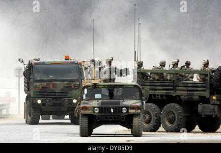 Pocheon, Corea del Sud. Xi Apr, 2014. Stati Uniti Soldati xxv divisione di fanteria partecipare negli Stati Uniti e in Corea del Sud dal vivo comune fire esercizio a Rodriguez gamma in Pocheon. Credito: Dong-Min Jang/ZUMA filo/ZUMAPRESS.com/Alamy Live News Foto Stock