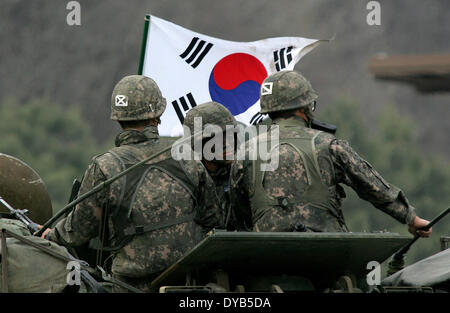 Pocheon, Corea del Sud. Xi Apr, 2014. Corea del Sud i soldati dal 26 divisione di fanteria assistere gli Stati Uniti e il sud coreano Joint live fire esercizio a Rodriguez gamma in Pocheon. Credito: Dong-Min Jang/ZUMA filo/ZUMAPRESS.com/Alamy Live News Foto Stock