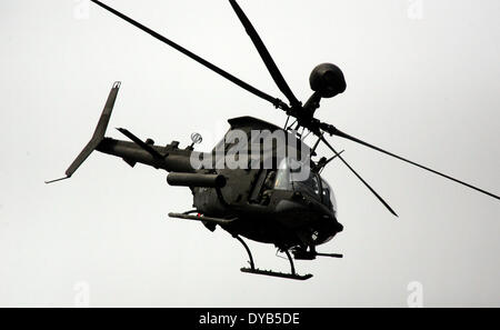 Pocheon, Corea del Sud. Xi Apr, 2014. OH-58D Kiowa Warrior elicottero aleggia durante gli Stati Uniti e il sud coreano Joint live fire esercizio a Rodriguez gamma in Pocheon. Credito: Dong-Min Jang/ZUMA filo/ZUMAPRESS.com/Alamy Live News Foto Stock