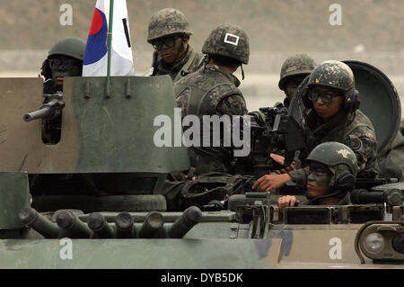 Pocheon, Corea del Sud. Xi Apr, 2014. Corea del Sud i soldati dal 26 divisione di fanteria assistere gli Stati Uniti e il sud coreano Joint live fire esercizio a Rodriguez gamma in Pocheon. Credito: Dong-Min Jang/ZUMA filo/ZUMAPRESS.com/Alamy Live News Foto Stock