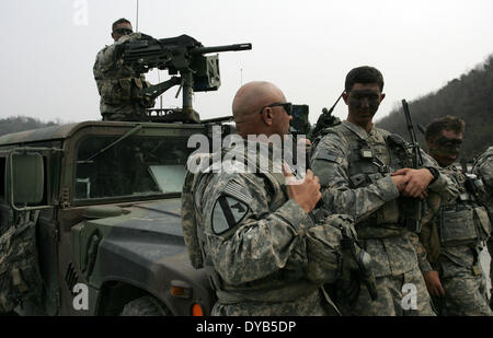 Pocheon, Corea del Sud. Xi Apr, 2014. Stati Uniti Soldati xxv divisione di fanteria partecipare negli Stati Uniti e in Corea del Sud dal vivo comune fire esercizio a Rodriguez gamma in Pocheon. Credito: Dong-Min Jang/ZUMA filo/ZUMAPRESS.com/Alamy Live News Foto Stock