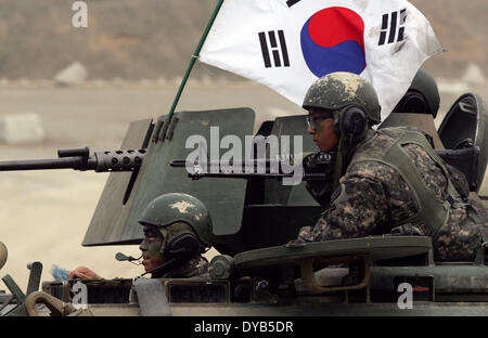 Pocheon, Corea del Sud. Xi Apr, 2014. Corea del Sud i soldati dal 26 divisione di fanteria assistere gli Stati Uniti e il sud coreano Joint live fire esercizio a Rodriguez gamma in Pocheon. Credito: Dong-Min Jang/ZUMA filo/ZUMAPRESS.com/Alamy Live News Foto Stock