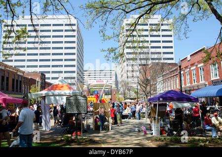 Knoxville, Tennesse, STATI UNITI D'AMERICA . Xii Apr, 2014. Il 2014 Knoxville Rossini Opera Festival in Knoxville, Tennessee assume la piazza del mercato e Gay Street on April 12, 2014 Credit: Marc Griffin/Alamy Live News Foto Stock