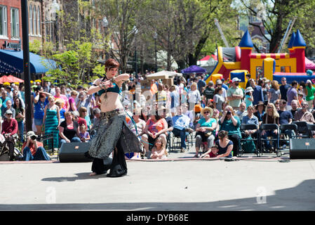 Knoxville, Tennesse, STATI UNITI D'AMERICA . Xii Apr, 2014. Il 2014 Knoxville Rossini Opera Festival in Knoxville, Tennessee assume la piazza del mercato e Gay Street on April 12, 2014 Credit: Marc Griffin/Alamy Live News Foto Stock