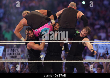 New Orleans, Louisiana, Stati Uniti d'America. 6 apr, 2014. La Shield Slam New Age fuorilegge giù per il tappetino per terminare la loro partita durante Wrestlemania 30 presso la BMW Super Dome. © Matt Roberts/ZUMA filo/ZUMAPRESS.com/Alamy Live News Foto Stock