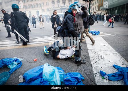 Roma, Italia. Xii Apr, 2014. I manifestanti si scontrano con la polizia durante un anti-austerità manifestazione di Roma. Migliaia di manifestanti, provenienti da tutto il paese, hanno marciato a Roma per manifestare contro la Troika misure di austerità e di esprimere la loro rabbia per piani del governo di riforma del mercato del lavoro per affrontare la crisi economica e i suoi diritti di alloggiamento delle politiche. (Foto di Giuseppe Ciccia/Pacific Stampa) Foto Stock