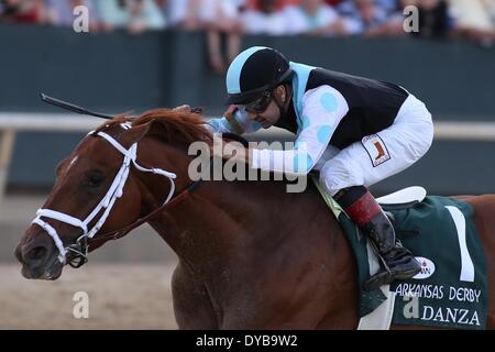 Hot Springs, AR, Stati Uniti d'America. Xii Apr, 2014. Aprile 12, 2014: #1 Danza con jockey Joe Bravo a bordo attraversando il traguardo durante l'Arkansas Derby a Oaklawn Park in Hot Springs, AR. Justin Manning/ESW/CSM/Alamy Live News Foto Stock