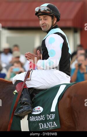 Hot Springs, AR, Stati Uniti d'America. Xii Apr, 2014. Aprile 12, 2014: #1 Danza con jockey Joe Bravo dopo aver vinto l'Arkansas Derby a Oaklawn Park in Hot Springs, AR. Justin Manning/ESW/CSM/Alamy Live News Foto Stock