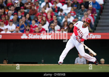 Anaheim, CA, Stati Uniti d'America. Xii Apr, 2014. Aprile 12, 2014 - Anaheim, CA, Stati Uniti d'America - Los Angeles Angeli designati hitter Raul Ibanez (28) pipistrelli durante la partita MLB tra New York Mets e Los Angeles Angeli alla Angels Stadium di Anaheim, CA. Credito: csm/Alamy Live News Foto Stock