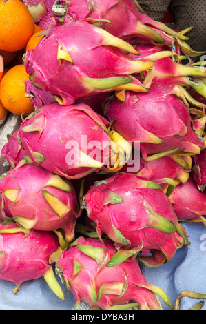 Green Dragon frutto per la vendita in un mercato cambogiano Foto Stock