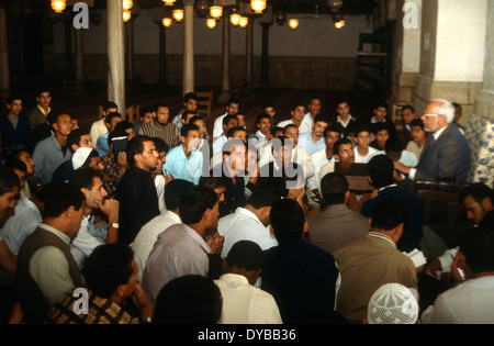 Halaqa, circolo di insegnamento islamico con studenti e insegnanti nella moschea di al-Azhar, il Cairo, Egitto Foto Stock