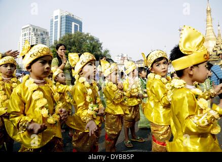 Yangon, Myanmar. Xiii Apr, 2014. I bambini di eseguire durante la cerimonia di apertura della festa dell'acqua a Yangon, Myanmar, 13 aprile 2014. Il Myanmar è Thingyan tradizionale festa dell'acqua ha dato dei calci a fuori di Yangon Domenica. Credito: U Aung/Xinhua/Alamy Live News Foto Stock