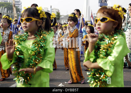 Yangon, Myanmar. Xiii Apr, 2014. I bambini di eseguire durante la cerimonia di apertura della festa dell'acqua a Yangon, Myanmar, 13 aprile 2014. Il Myanmar è Thingyan tradizionale festa dell'acqua ha dato dei calci a fuori di Yangon Domenica. Credito: U Aung/Xinhua/Alamy Live News Foto Stock
